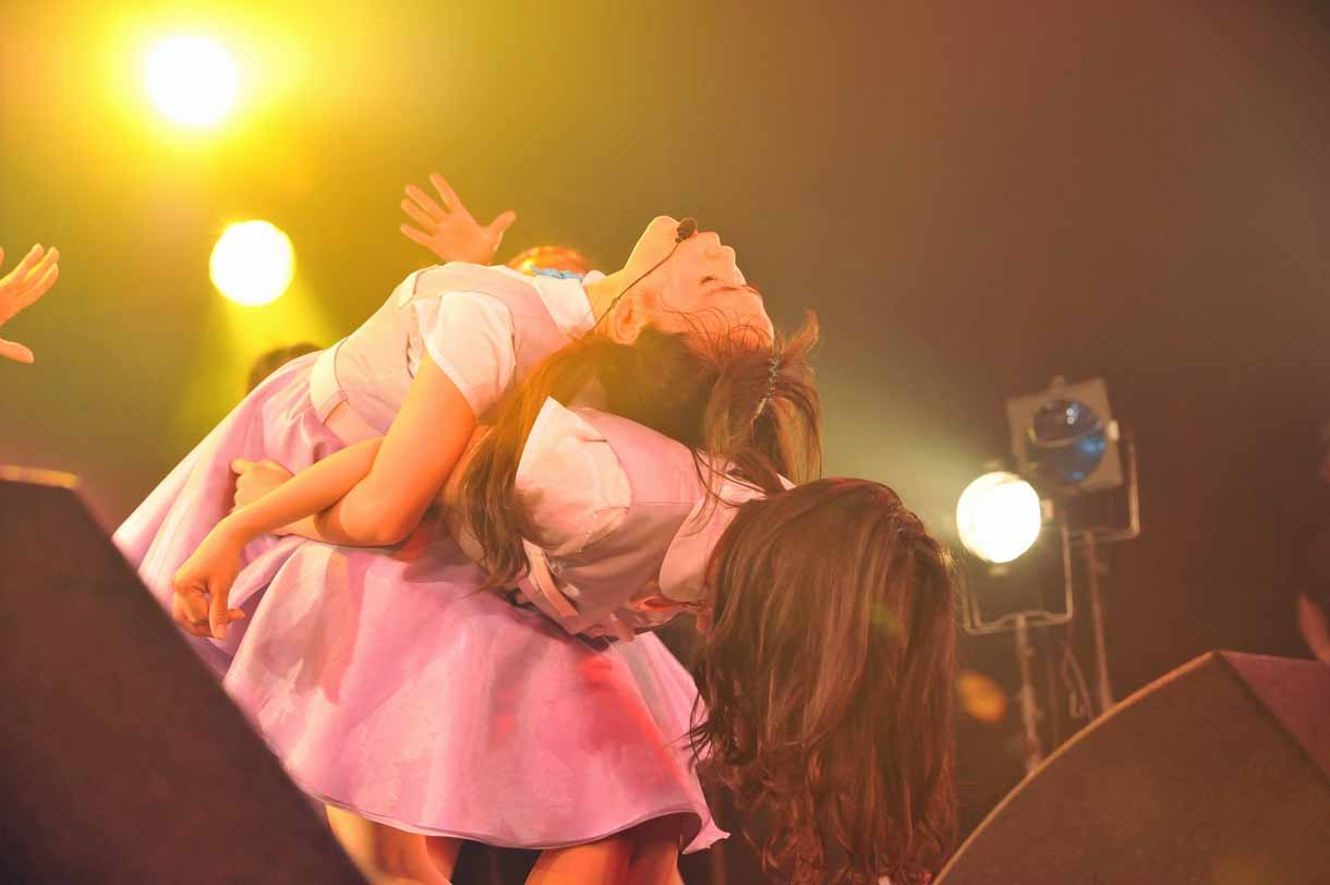 「ピンクのパラシュート」の増井みおと奥仲麻琴。