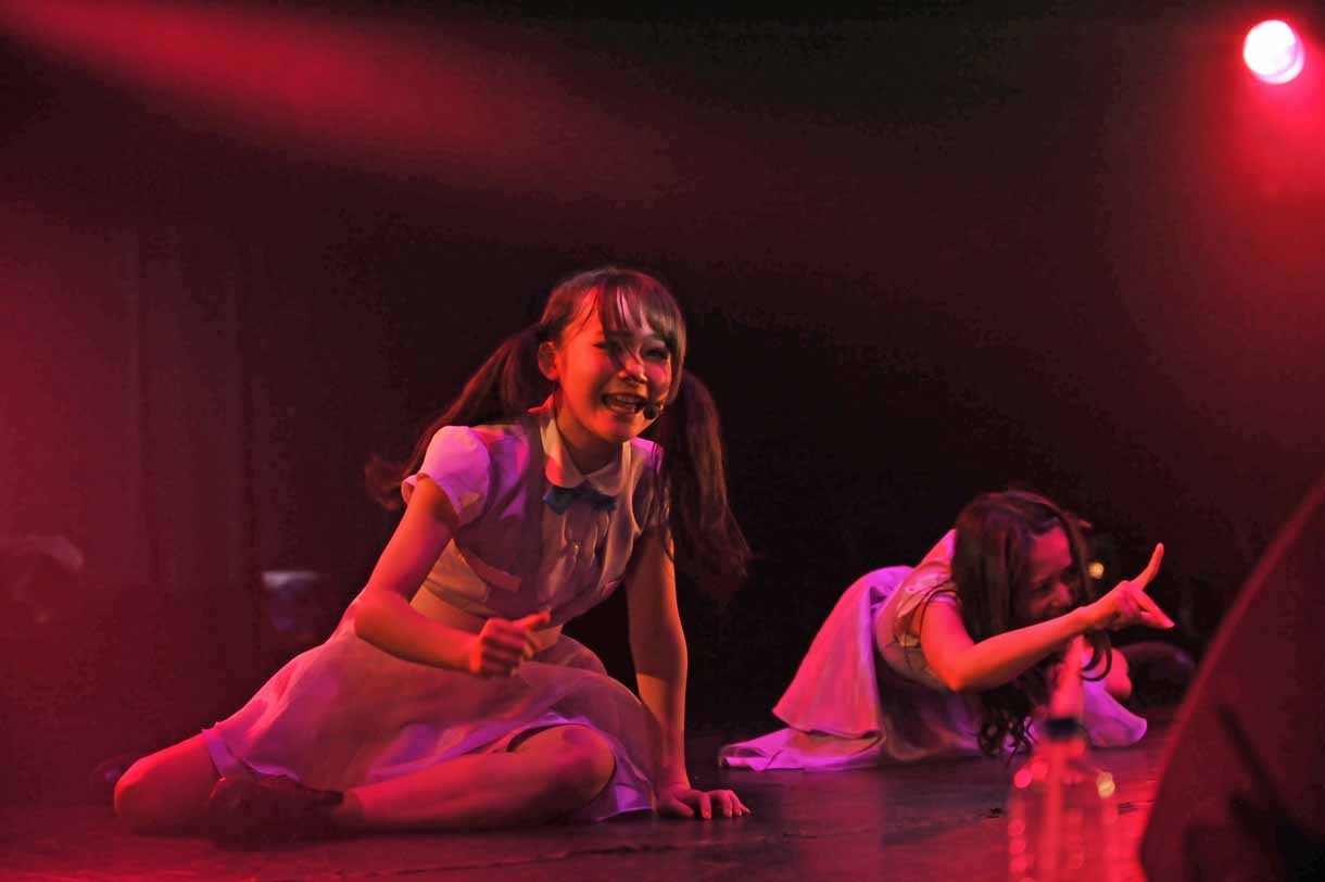 「Tap My Toe」を披露する増井みおと奥仲麻琴。