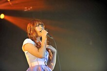 「Wish On A Star」をソロで歌唱する岩村捺未。