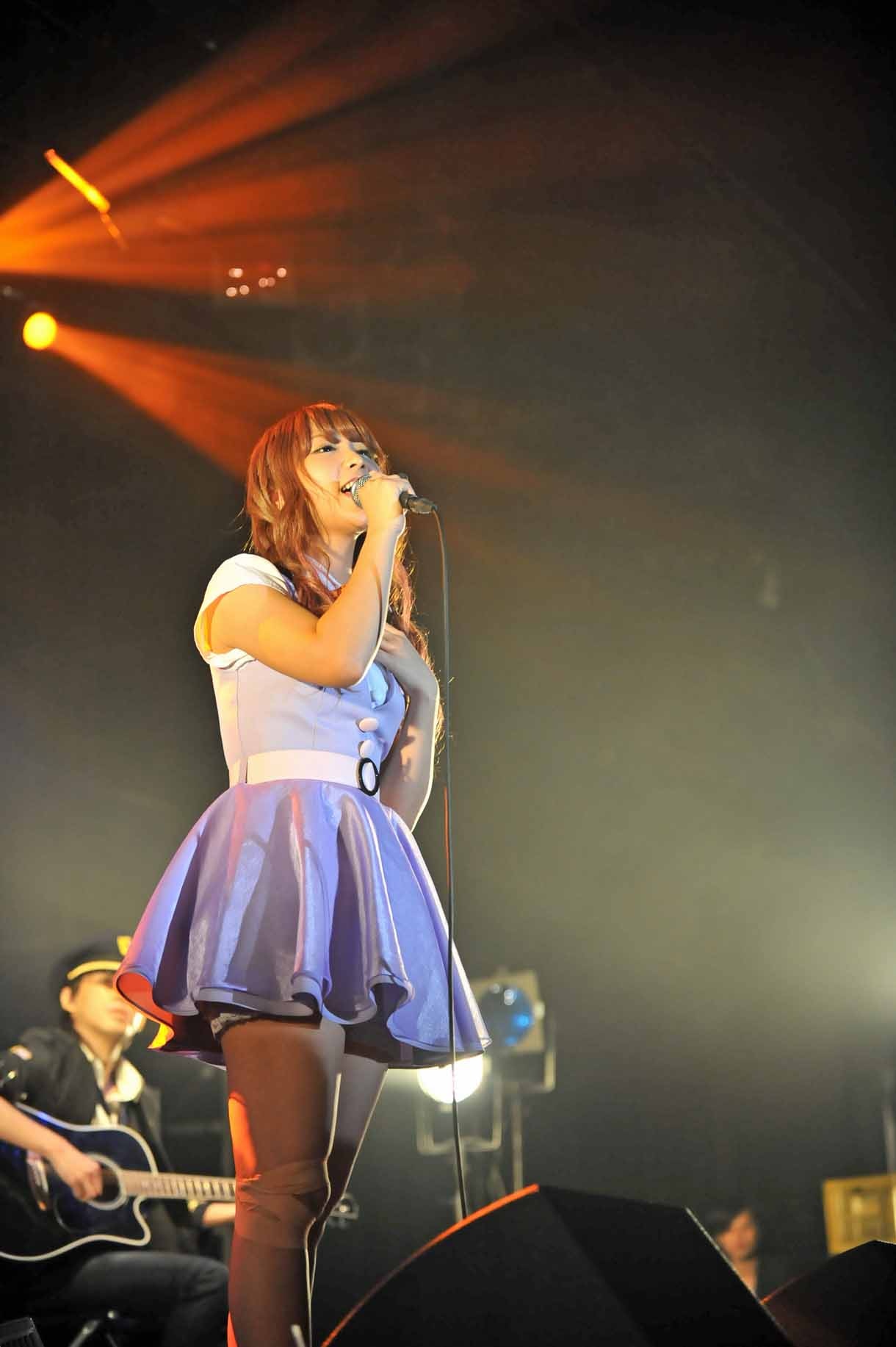 「Wish On A Star」をソロで歌唱する岩村捺未。