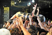 ダンボールにくるまって客席にダイブした増井みお。