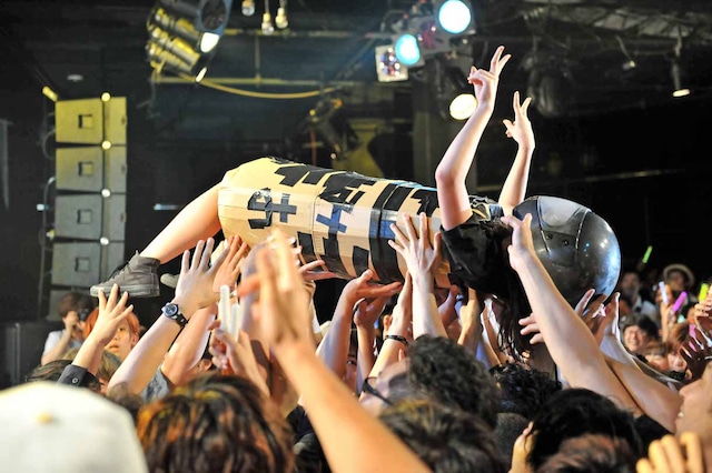 ダンボールにくるまって客席にダイブした増井みお。