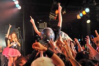 ダンボールにくるまって客席にダイブした増井みお。