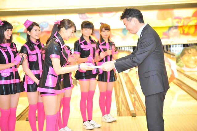 「ボウリングの日」キャンペーンPR応援団長の認定証を受け取る和田彩花。