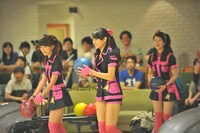 ボウリングに挑戦するスマイレージ。