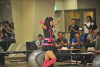 ストライクを取って喜ぶ勝田里奈。