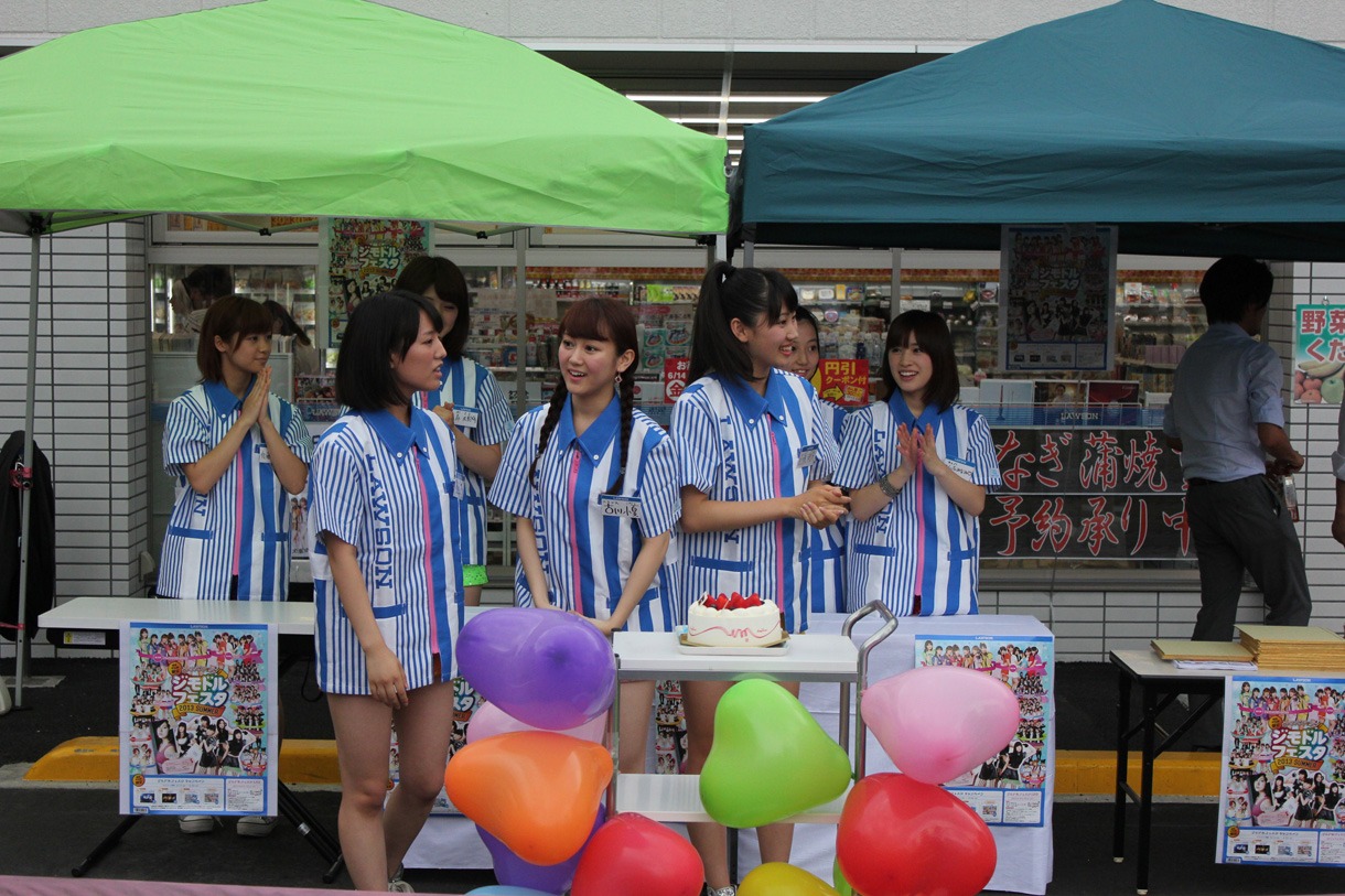 アップアップガールズ（仮）の1日店長の様子。