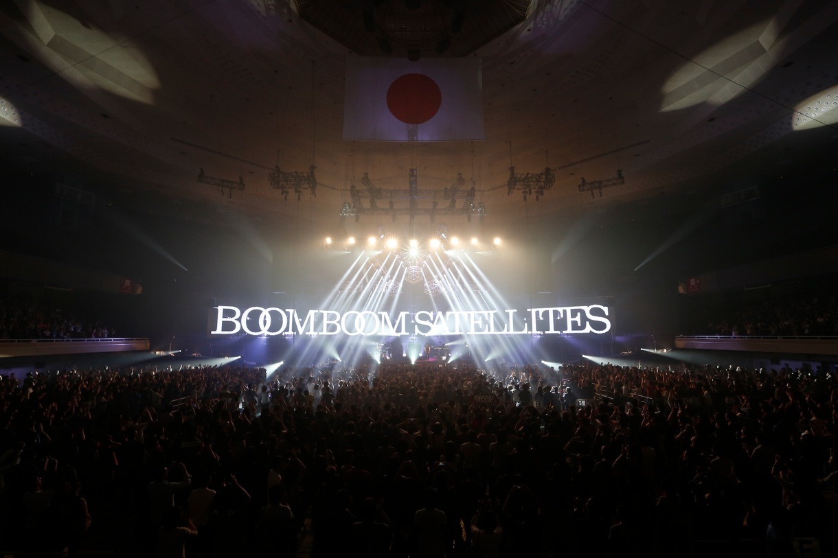 BOOM BOOM SATELLITES「BOOM BOOM SATELLITES EMBRACE TOUR 2013」東京・日本武道館公演の様子。