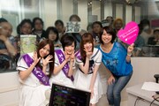 TOKYO FM「Blue Ocean」にゲスト出演した桜井玲香、生駒里奈、松村沙友理と、番組パーソナリティの住吉美紀（左から）。