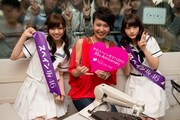 TOKYO FM「アポロン」にゲスト出演した西野七瀬（写真左）、若月佑美（右）と、番組パーソナリティの齊藤美絵（中央）。