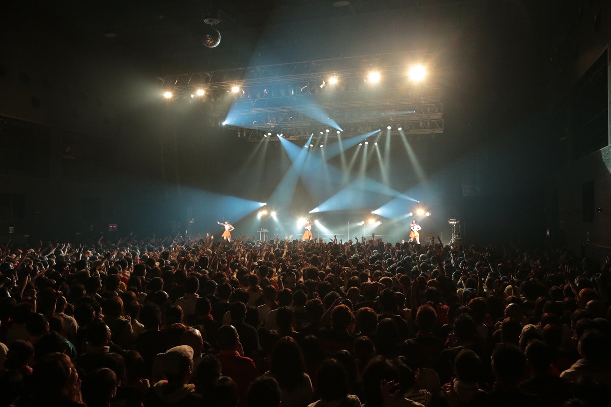 「ずっと好きだったんじゃけぇ～さすらいの麺カタ Perfume FES!!」大阪・Zepp Namba公演でのPerfume。