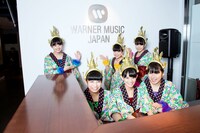 ワーナーミュージック・ジャパンの受付カウンターに潜入するチームしゃちほこ。