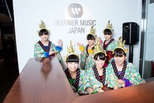 ワーナーミュージック・ジャパンの受付カウンターに潜入するチームしゃちほこ。