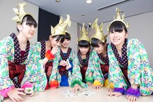 取材時には、名古屋への首都移転を提唱するチームしゃちほこの6人が国内の主要都市をどのぐらい把握しているのか「都道府県かるた」で確認した。