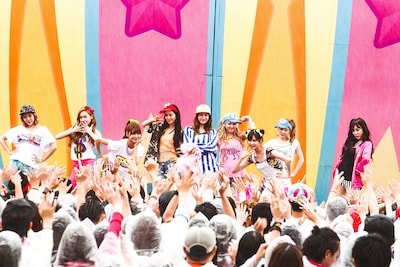 雨の中で「LOVE&GIRLS」をパフォーマンスする少女時代。