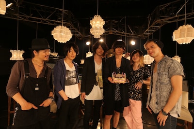 仲間に誕生日を祝われ笑顔を浮かべる川上洋平（写真右から3番目）。