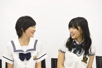左から生駒里奈（乃木坂46）、指原莉乃（HKT48）。