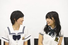 左から生駒里奈（乃木坂46）、指原莉乃（HKT48）。