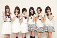 左から松村沙友理、高山一実、生駒里奈（以上乃木坂46）、指原莉乃、兒玉遥、田島芽瑠（以上HKT48）。