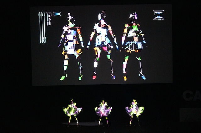 「カンヌライオンズ 国際クリエイティビティ・フェスティバル」でパフォーマンスするPerfume。