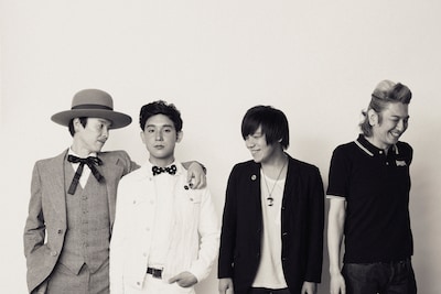 SISTERJET with DOTS+BORDERSのアーティスト写真はモノクロを基調としたシックなビジュアルに。