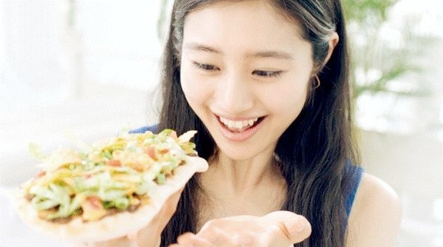 モスバーガー「ナン・タコス」および「ナン・カレードッグ」CMのワンシーン。