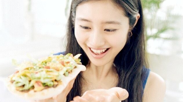 モスバーガー「ナン・タコス」および「ナン・カレードッグ」CMのワンシーン。