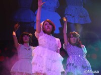 「抱きしめられたら」を歌唱する田名部生来、内田眞由美、中田ちさと。