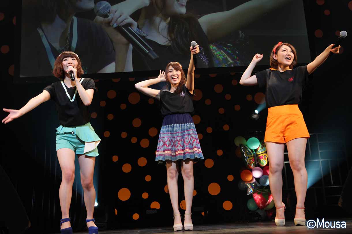 それぞれがデザインしたTシャツで登場した田名部生来、中田ちさと、内田眞由美。