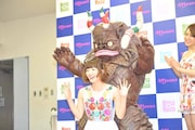 カプセル怪獣ミクラスと田名部生来。田名部はミクラスとコラボした「タナミクラス」というキャラクターのコラボグッズを7月に発売する。
