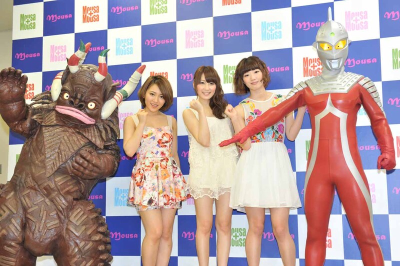 3人の応援に駆け付けたカプセル怪獣ミクラスとウルトラセブンとともに記念撮影する、内田眞由美、中田ちさと、田名部生来。