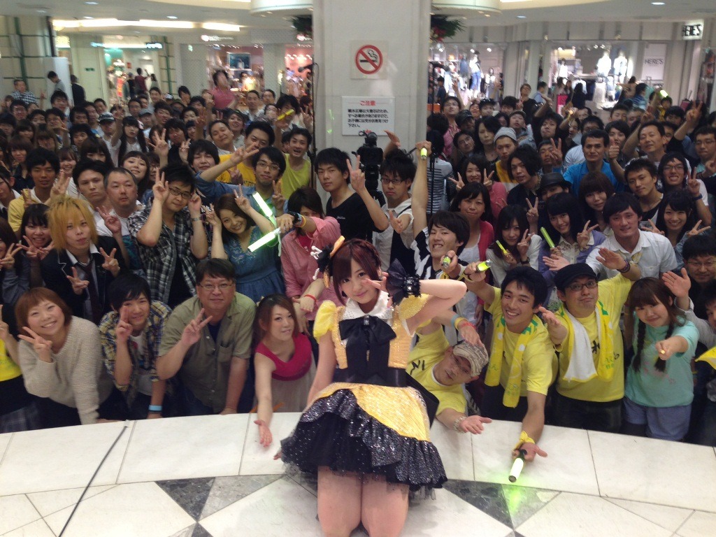 オーディエンスをバックに記念写真を撮影。