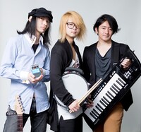 アーバンギャルドの楽器隊。左から瀬々信（G）、鍵山喬一（Dr）、谷地村啓（Key）