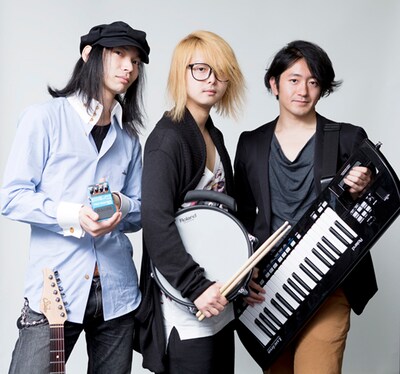 アーバンギャルドの楽器隊。左から瀬々信（G）、鍵山喬一（Dr）、谷地村啓（Key）