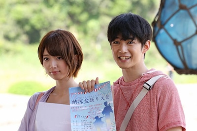 「SUMMER NUDE」撮影中の橋本奈々未、千葉雄大（左から）。 (c)フジテレビ