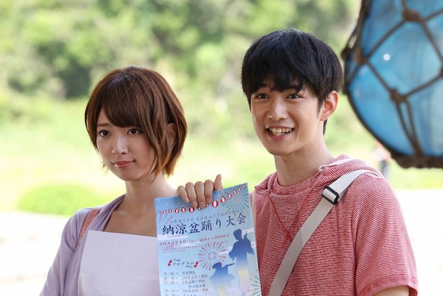 「SUMMER NUDE」撮影中の橋本奈々未、千葉雄大（左から）。 (c)フジテレビ