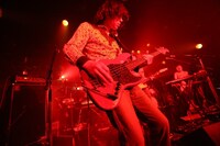 タケシタツヨシ（B, Cho）（撮影：上飯坂一）