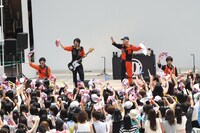 「東京バイブレーション」を披露するDISH//。