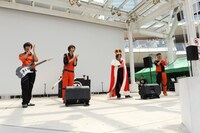 1位になったRYUJIを祝福する3人。