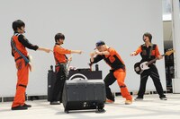 「こくっちゃえっつーの！」を披露するDISH//。