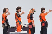 「こくっちゃえっつーの！」を披露するDISH//。