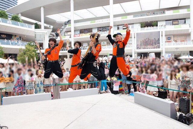 元気よく飛び跳ねるDISH//。