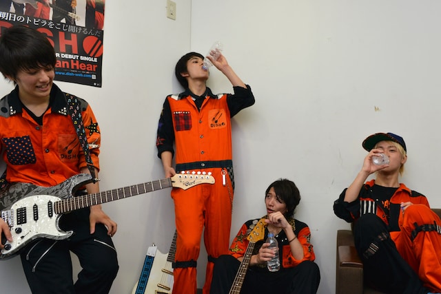 終演後にくつろぐDISH//。