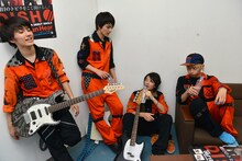 楽屋で談笑するDISH//。