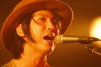 クボケンジ（Vo, G, Syn）（撮影：上飯坂一）