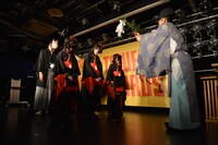 お祓いを受けるBABYMETAL。