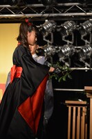 お榊を祭壇に奉納するMOAMETAL。