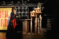 お榊を祭壇に奉納するYUIMETAL。