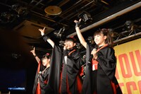 「BABYMETAL! コーン！」のポーズを決めるBABYMETAL。