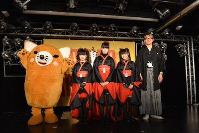 写真左からいなりん、BABYMETAL、嶺脇育夫タワーレコード代表取締役社長。